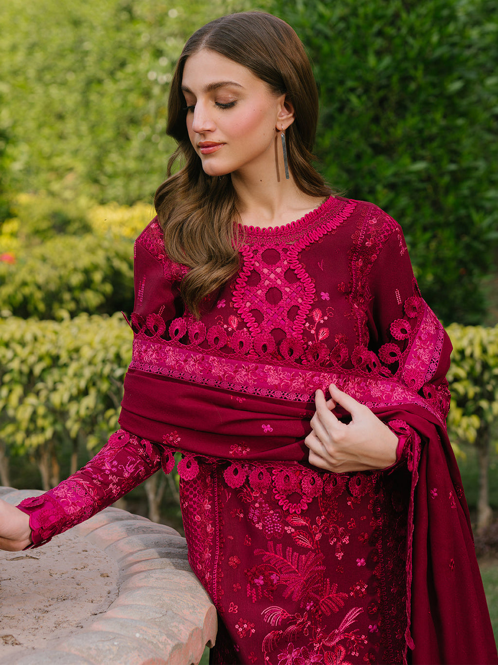 GL-197 (3 PC Luxury Lawn Stitched)