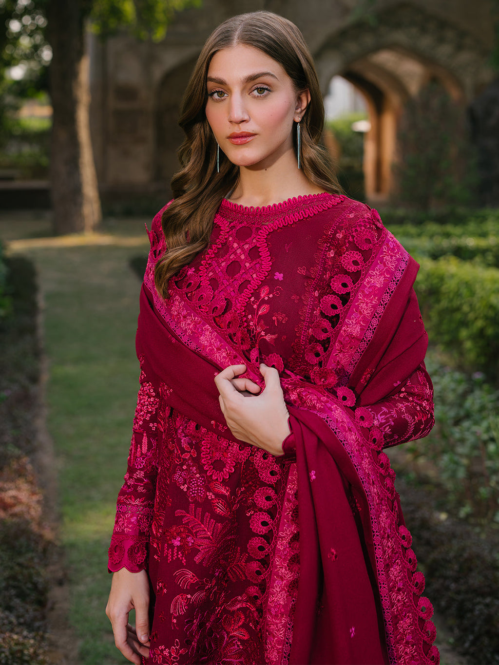 GL-197 (3 PC Luxury Lawn Stitched)