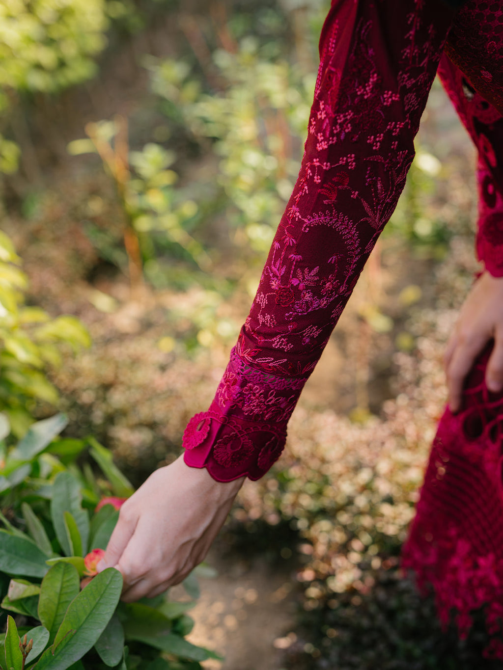 GL-197 (3 PC Luxury Lawn Stitched)